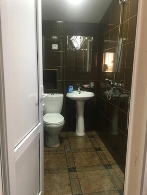 Haartrockner, Handtücher, Seife, Toilettenpapier