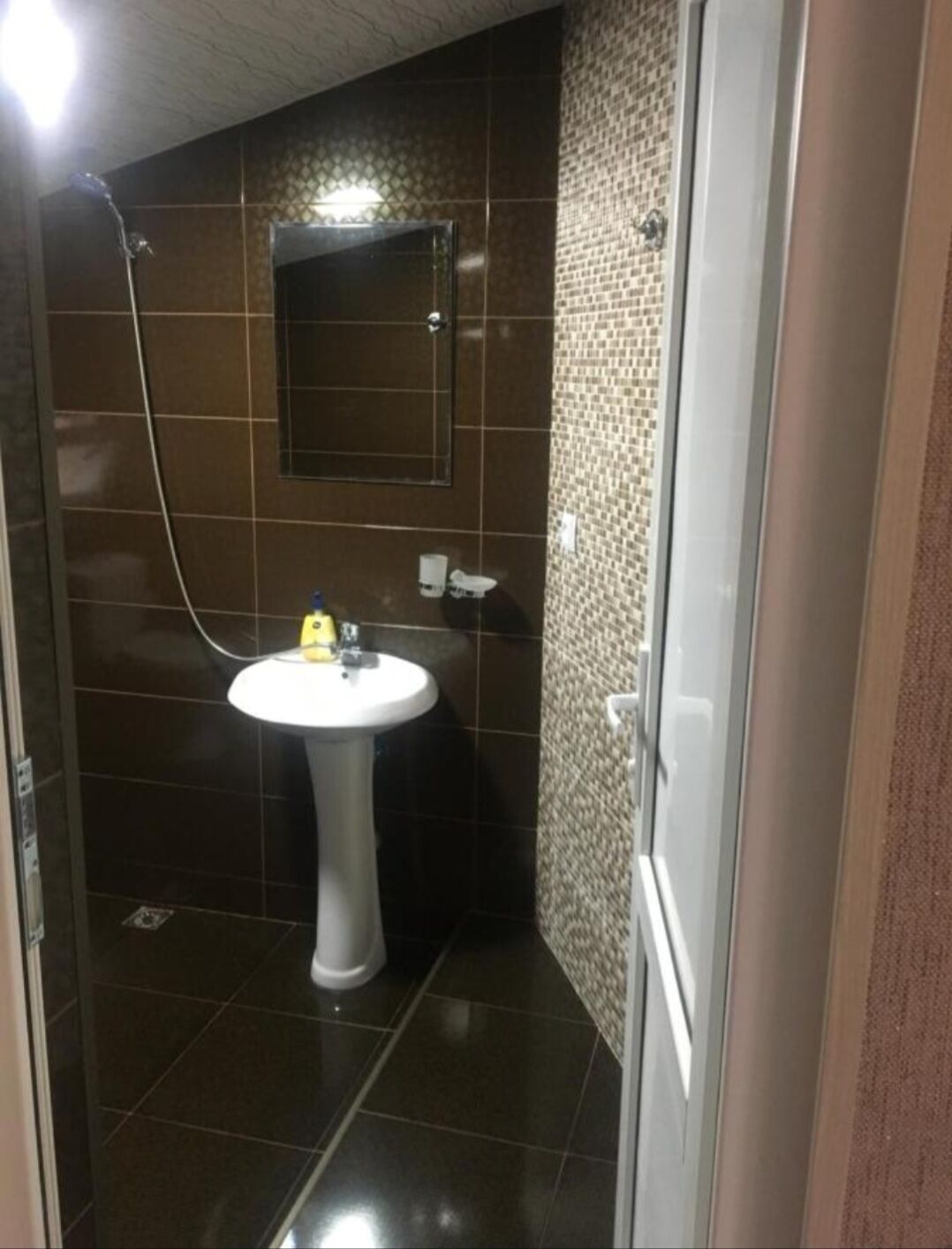 Haartrockner, Handtücher, Seife, Toilettenpapier