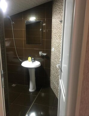 Hårføner, håndklær, såpe og toalettpapir