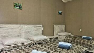 4 bedrooms, iron/ironing board, WiFi