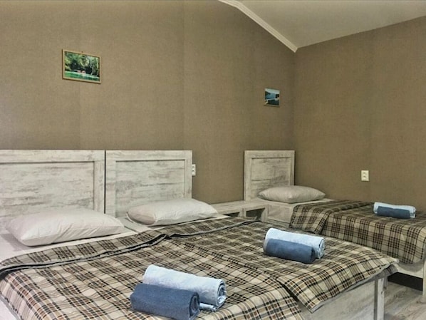 4 bedrooms, iron/ironing board, WiFi