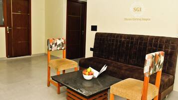 In-room safe, desk, free WiFi