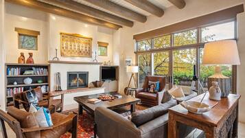 Una Smart TV, una chimenea