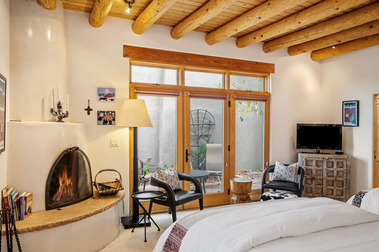 2 dormitorios, tabla de planchar con plancha, cuna de viaje