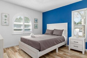 4 bedrooms, iron/ironing board, travel cot, WiFi - 🏡 Spring Hill Golf & Pool Retreat – 4 Bedrooms (Spring Hilll)