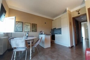 Fridge, oven, stovetop, coffee/tea maker