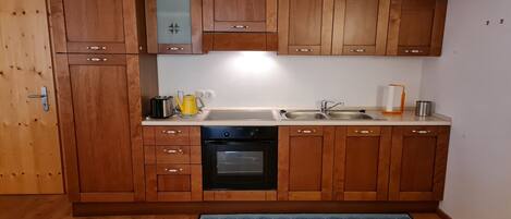 Frigorífic, forn i placa de cuina