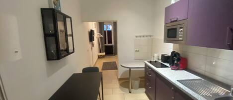 Køleskab, mikrobølgeovn, kogeplade, kaffe-/temaskine