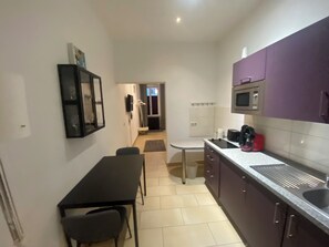 冷蔵庫、電子レンジ、コンロ、コーヒー / ティーメーカー