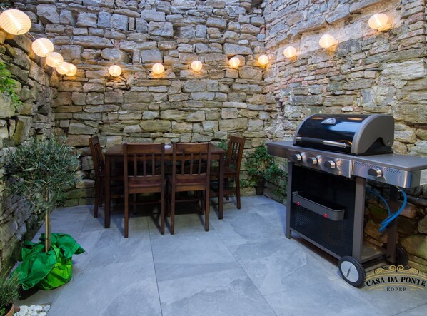 Apartment (Two Bedroom Apartment with Balcony) | BBQ/picnic area