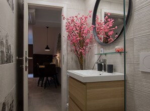 Apartment (Two Bedroom Apartment with Balcony) | Bathroom | Shower, towels - Downtown Koper Spacious Apartment With Balcony (Koper)