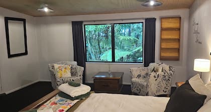 Retreat into nature, in rural Ngaruawahia.
Relax in the outdoor bath.