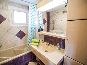 Hus (Two Bedroom Holiday Home) | Badeværelse | Badekar, håndklæder