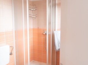 Studio (Studio Apartment with Terrace) | Badkamer | Een douche, handdoeken