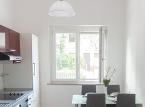 스튜디오 (Studio Apartment with Terrace) | 전용 주방 | 냉장고