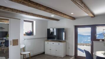Estudio (Studio Apartment with Terrace) | Sala de estar | Estéreo
