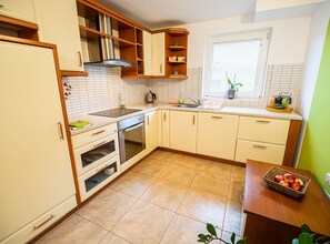 Huoneisto (Three Bedroom Apartment with Terrace) | Yksityinen keittiö | Jääkaappi
