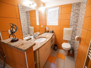 Apartamento (Three Bedroom Apartment with Terrace) | Banheiro | Toalhas de banho