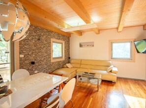 Rumah (Four Bedroom Holiday Home with Terrac) | Ruang keluarga