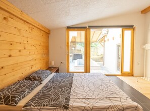 House (Four Bedroom Holiday Home with Terrac) | 4 bedrooms, cots/infant beds - Family-friendly Serene Retreat Holiday Home (Piran)