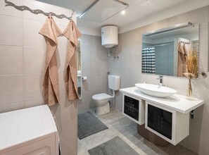 Hus (Four Bedroom Holiday Home with Terrac) | Badrum | Dusch och handdukar