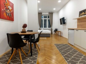 Studio (Standard Studio Apartment) | Ruang makan