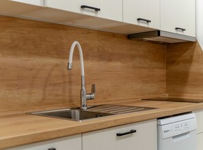 Studio (Standard Studio Apartment) | Dapur peribadi | Peti sejuk