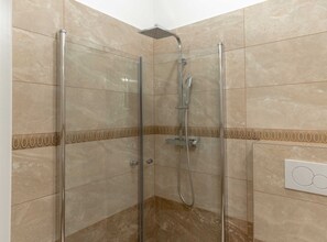 Studio (Standard Studio Apartment) | Bathroom | Shower, towels - Exclusive and Classy Apartments Downtown Ljubljana (Ljubljana)