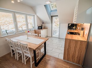 아파트 (Classic Two Bedroom Apartment with te) | 전용 주방 | 냉장고