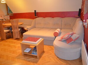 شقة (Two Bedroom Apartment with Balcony) | غرفة المعيشة | ستيريو