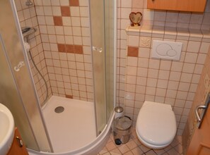شقة (Two Bedroom Apartment with Balcony) | حمام | تجهيزات دش، مناشف
