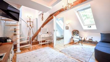Doppelzimmer, Hügelblick (Attic Double Room, Hill View) | Individuell dekoriert, individuell eingerichtet, Verdunkelungsvorhänge