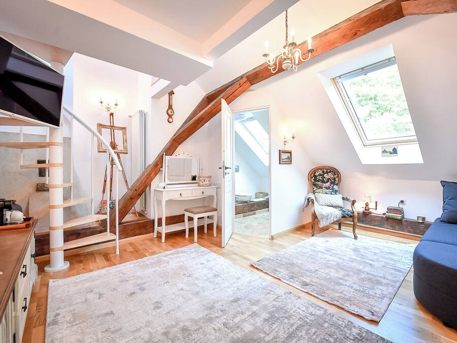 Quarto casal, vista para a colina (Attic Double Room, Hill View) | Individualmente decorados, individualmente mobiliados, cortinas blackout