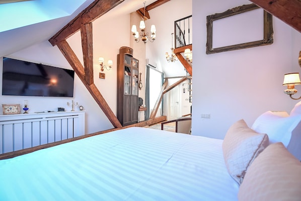 Dreibettzimmer, Hügelblick | Individuell dekoriert, individuell eingerichtet, Verdunkelungsvorhänge