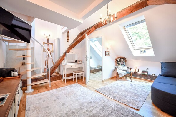 Standard Room | Individually decorated, individually furnished, blackout drapes