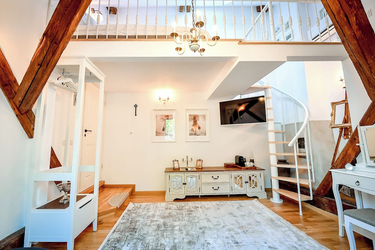雙人房, 山景 (Attic Double Room, Hill View) | 遮光布/窗簾、熨斗/熨衣板、免費無線上網、獨特裝潢