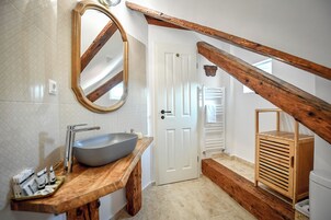 Superior Triple Room | Bathroom | Shower, free toiletries, hair dryer, slippers