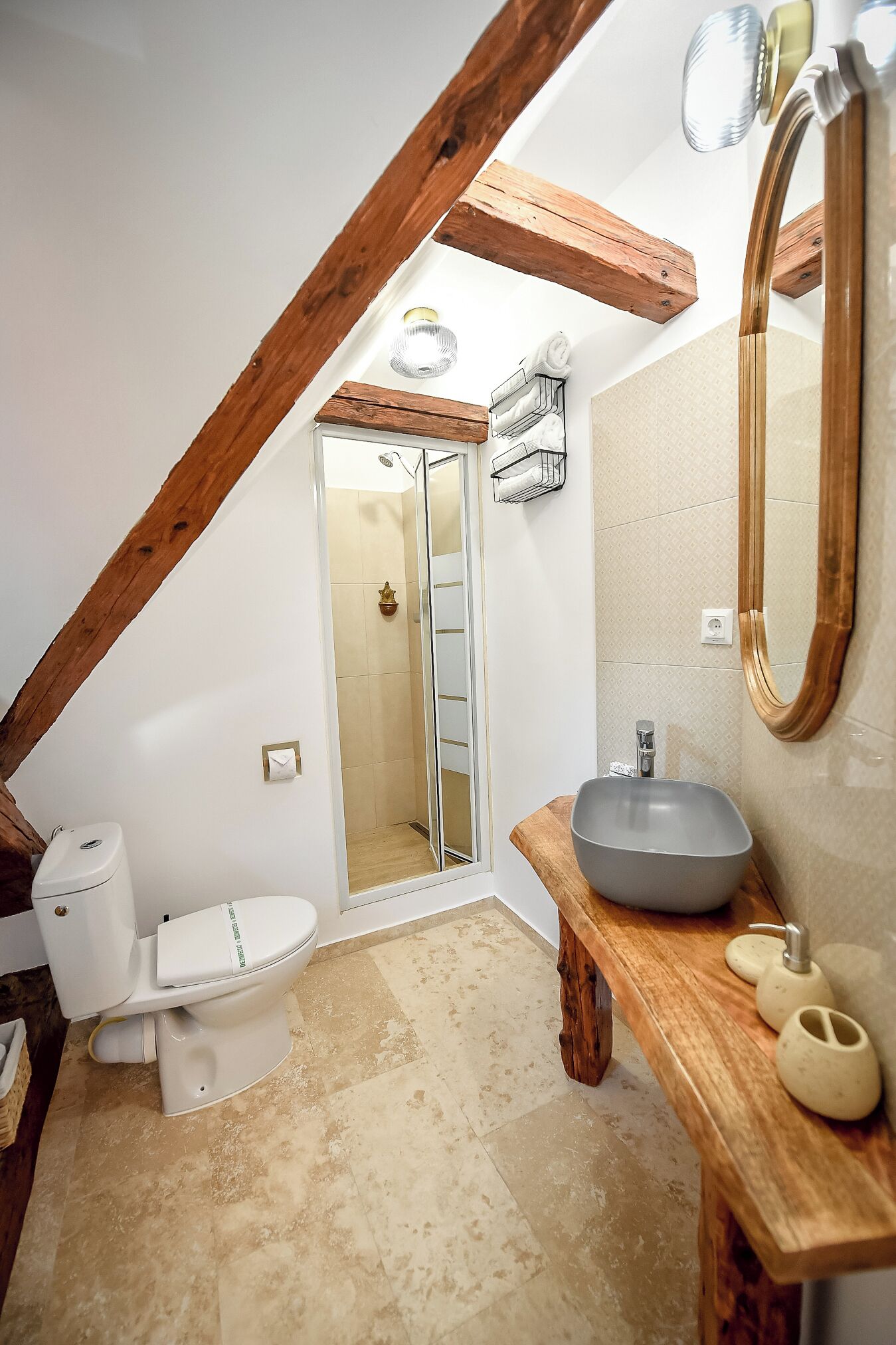 Superior Triple Room | Bilik Mandi | Pancuran mandi, kelengkapan dandanan diri percuma, pengering rambut 