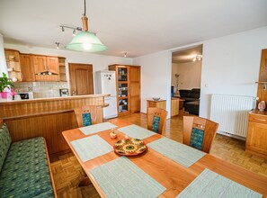 公寓 (Three Bedroom Apartment with Terrace) | 餐厅