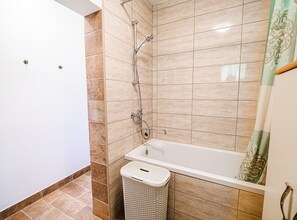 Appartement (Two Bedroom Apartment with Balcony) | Salle de bain | Serviettes fournies