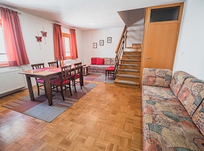Căn hộ (Two Bedroom Apartment) | Phòng khách