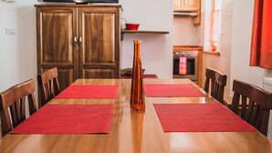 Appartement (Two Bedroom Apartment) | Salle à manger