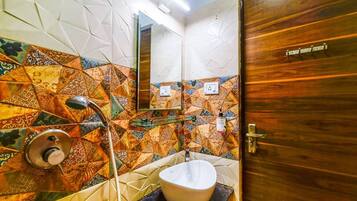 Chambre Deluxe, vue ville | Salle de bain | Douche, serviettes fournies, savon, shampoing