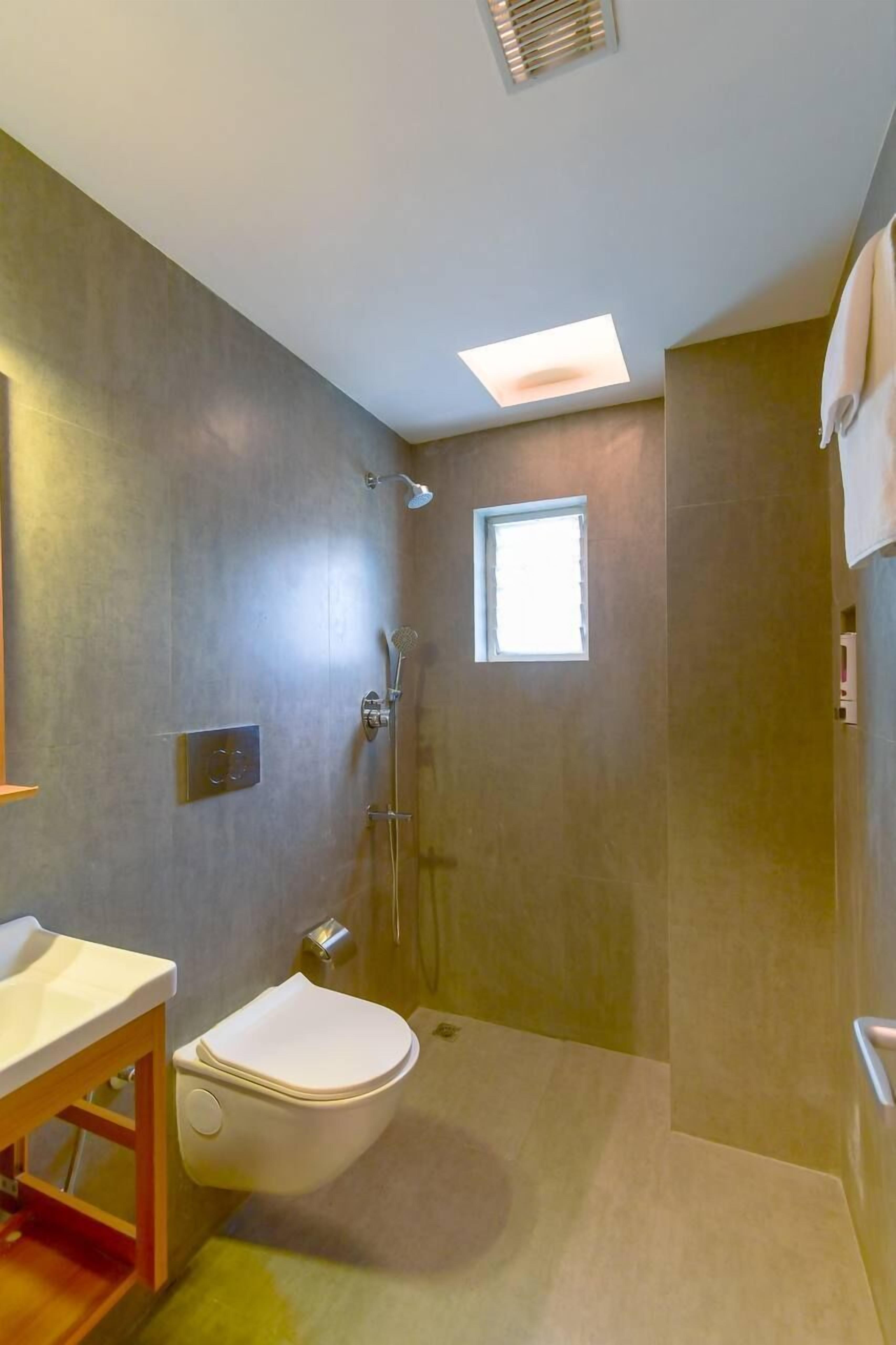 Douche, serviettes fournies, savon, shampoing