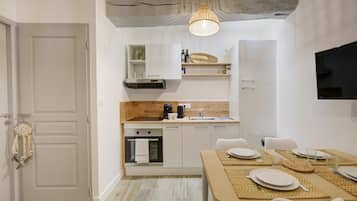 Een koelkast, een microgolfoven, een oven, een kookplaat