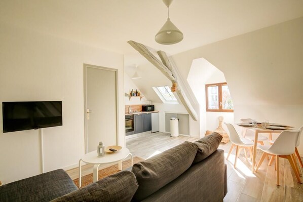 Un loft moderno con sala de estar, comedor y cocina.