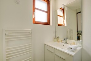 Shower - Le Chaumont - Old world charm (Tours)