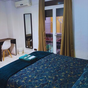 Economy Double Room, 1 Double Bed | Free WiFi, bed sheets - Barbieri Granada Pensión (Granada)