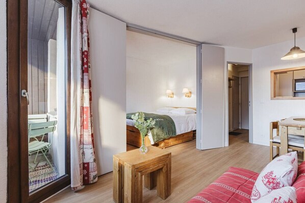 1 bedroom, travel crib, WiFi, bed sheets