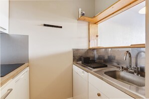 Microwave, stovetop, dishwasher, coffee/tea maker